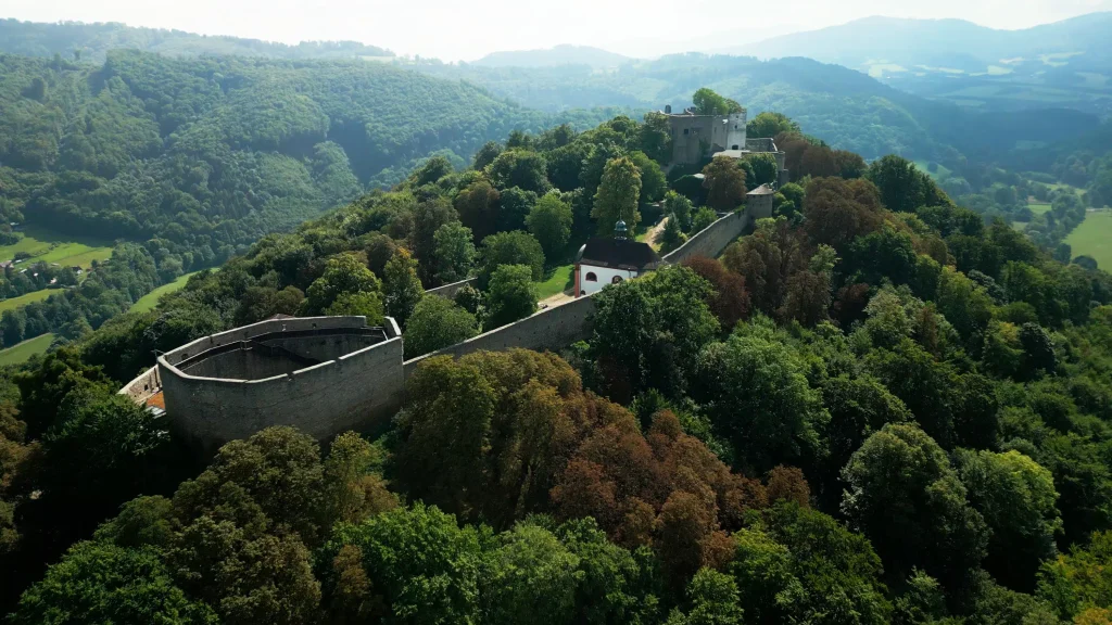 Zamek w Ostrawie na zalesionym wzgórzu
